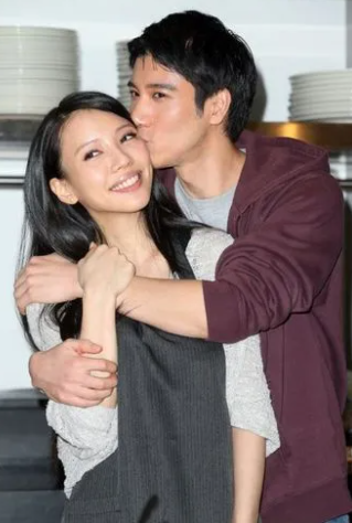 李靓蕾再出锤！称王力宏说「By2妹Yumi只是炮友」 打脸2013时间序