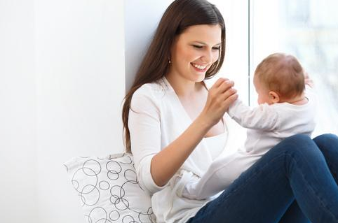 把手放在小孩面前，测试他的反应！超疗愈影片让你知道孩子就是这么可爱！