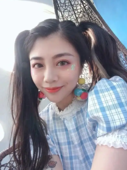 安迪爱女穿太紧了！ 林吟蔚浑圆豪乳撑爆旗袍曝喜讯