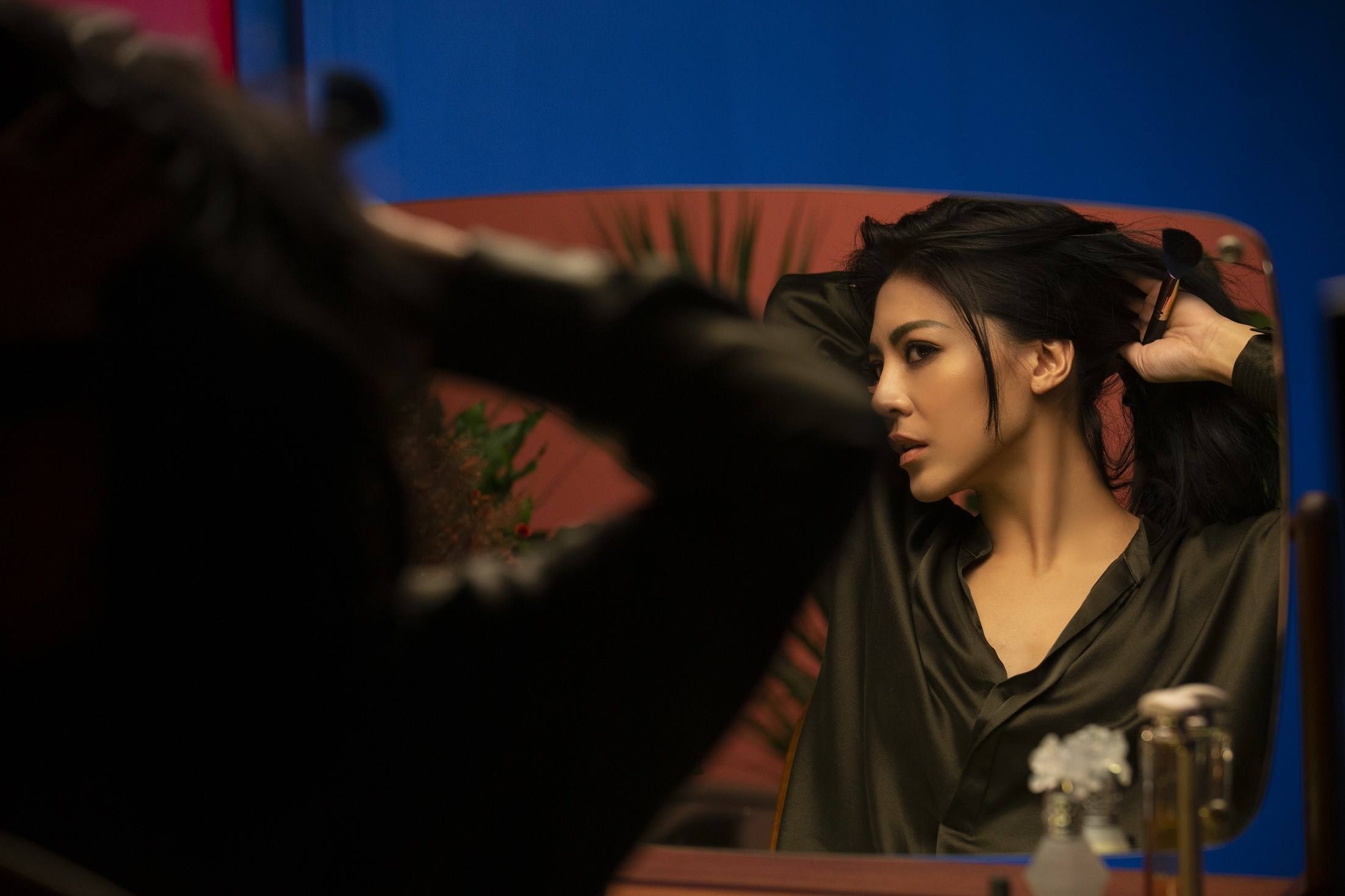 歌后艾怡良当地陪 洋男乐团LANY体验做凤梨酥