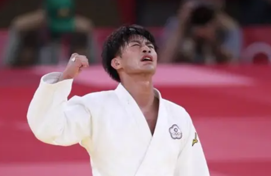 46岁体操妈妈为儿子治病奋战8届奥运！东奥最后一跳哭了，评审、对手齐为她鼓掌