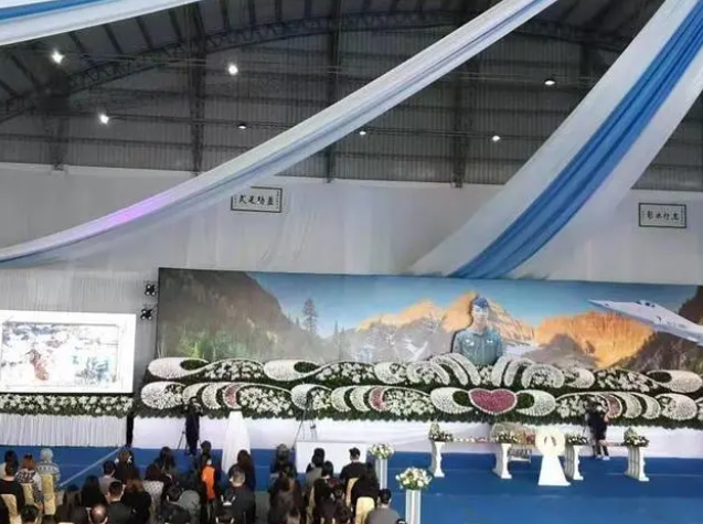 殉职飞官罗尚桦妻用餐，泰迪穿军装代替「永远帮夫留位」，网赞最美爱情！