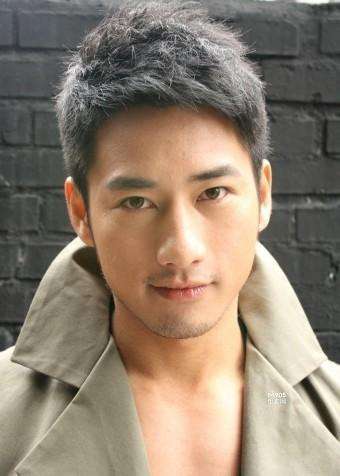 米可白二度穿婚纱太「胸」狠  男星偷瞄被抓包