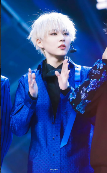 李权哲变偷心大圣 拍MV摔倒、磨破裤3人紧抓