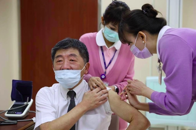 叹疫情害他没歌唱  李炳辉打完第三剂AZ