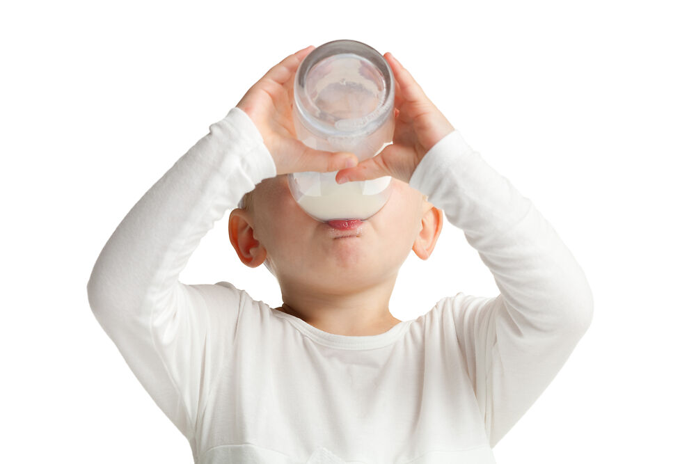 几个月的孩子可以喝新鲜牛奶吗?喝多少才够?