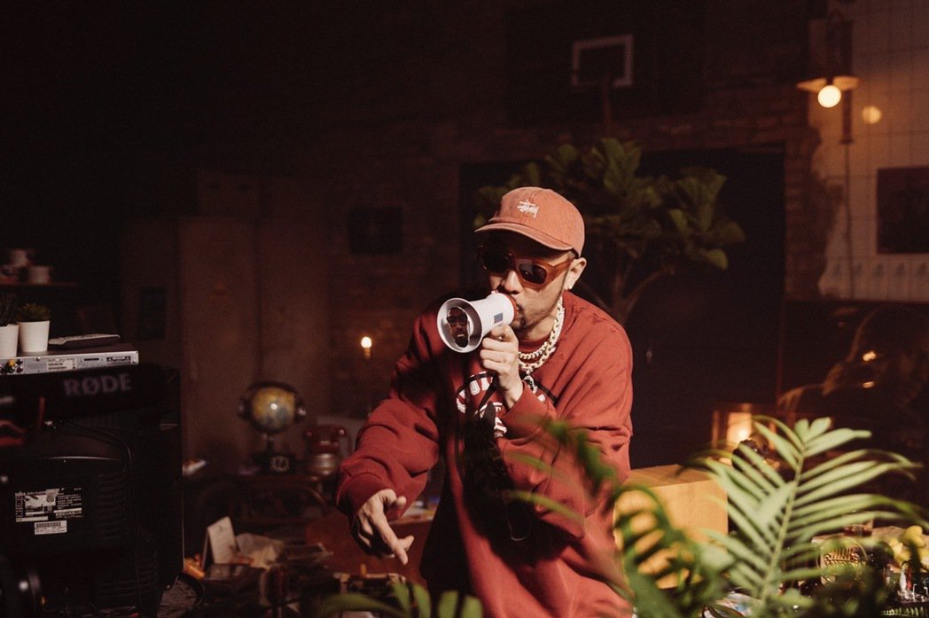 热狗揪蛋堡玩全餐女友怒呛：除了写歌表演还会干嘛？