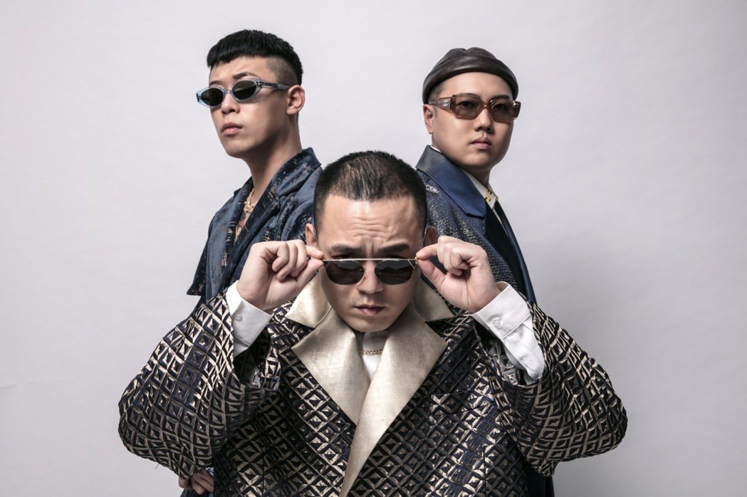 谢金燕时隔7年花莲开唱献夏恋 放话带老母伴游操腿力