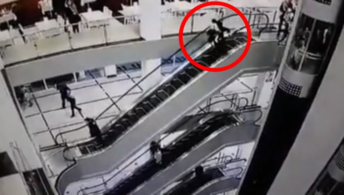 爷抱孙搭电扶梯「一致命动作」坠楼身亡！90%家长都不知道的电扶梯安全4知识