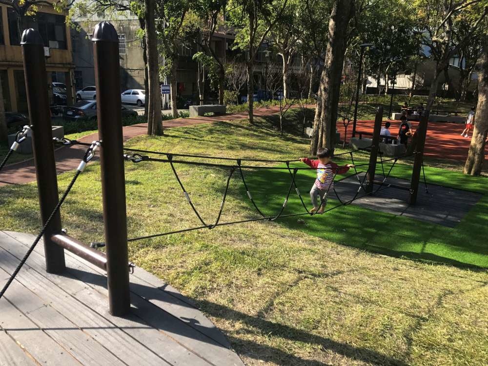 长和公园_10-1000.jpg 百年老树旁的游戏场-新竹长和公园,高架树屋瞭望平台+地景磨石子溜滑梯