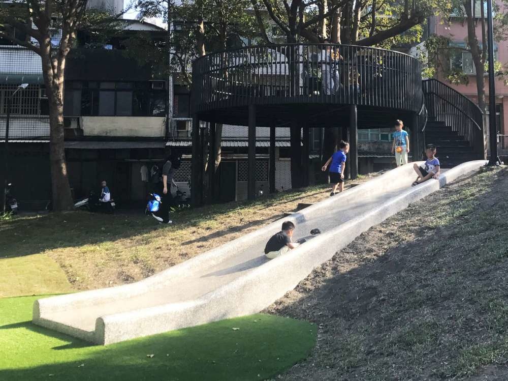 长和公园_03-1000.jpg 百年老树旁的游戏场-新竹长和公园,高架树屋瞭望平台+地景磨石子溜滑梯