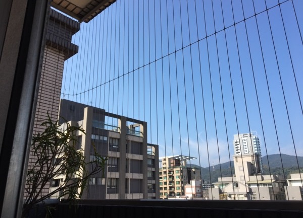 1岁娃不慎自阳台栏杆缝隙坠落！路过男子奇迹救命：以为被花盆砸到