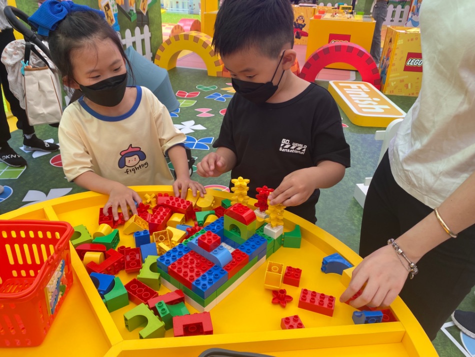 欢庆乐高90周年快乐！统一时代百货盖2层楼高溜滑梯、巨无霸蛋糕