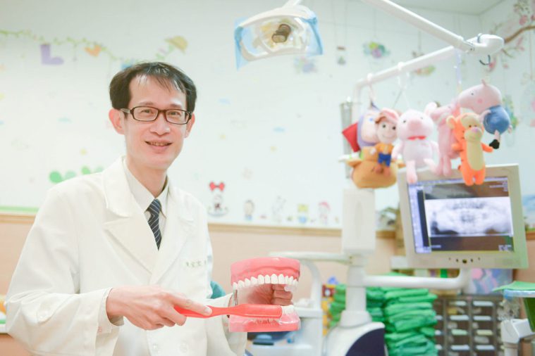 家长嚼碎食物再喂给孩子4岁童狂拉肚子、蛀牙严重