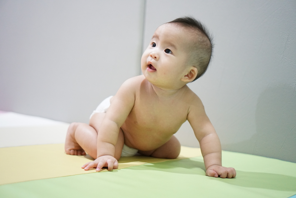 宝宝不爬直接扶站、学走，有关系吗？影响宝宝爬行的5大因素