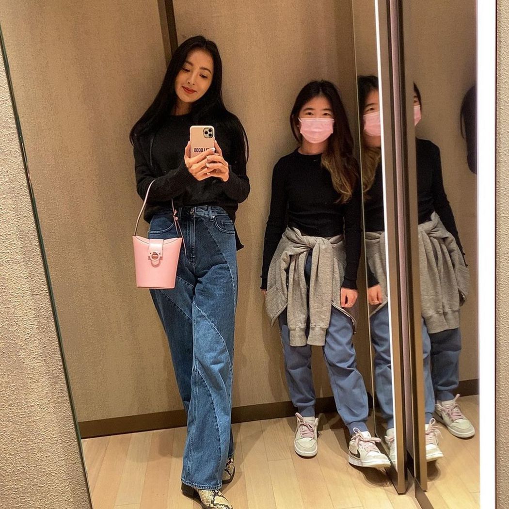 曹格11岁女儿Grace暴风抽高 穿妈妈泳衣好身材曝光