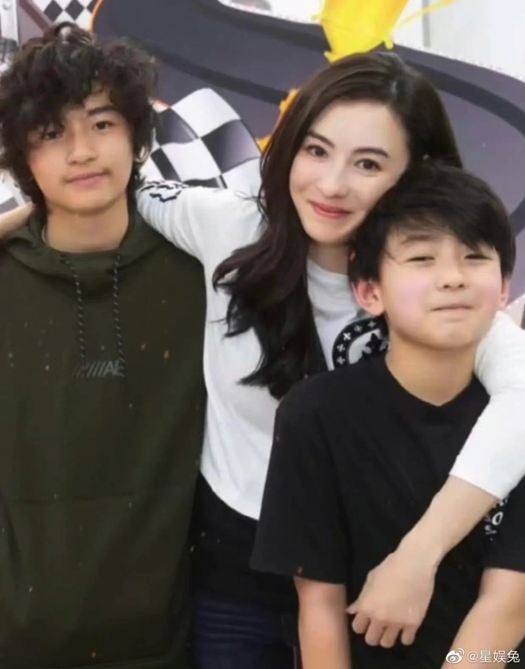 张柏芝12岁次子正面曝光 阳光帅气激似谢霆锋