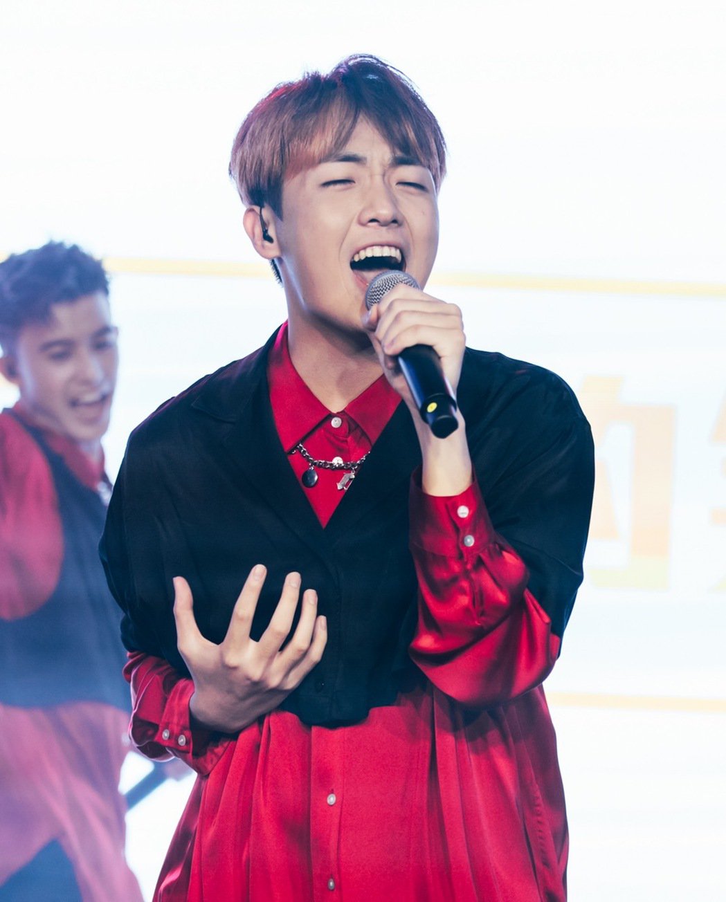 男团成员悼学长艾成骤逝：下辈子也可当厉害歌手