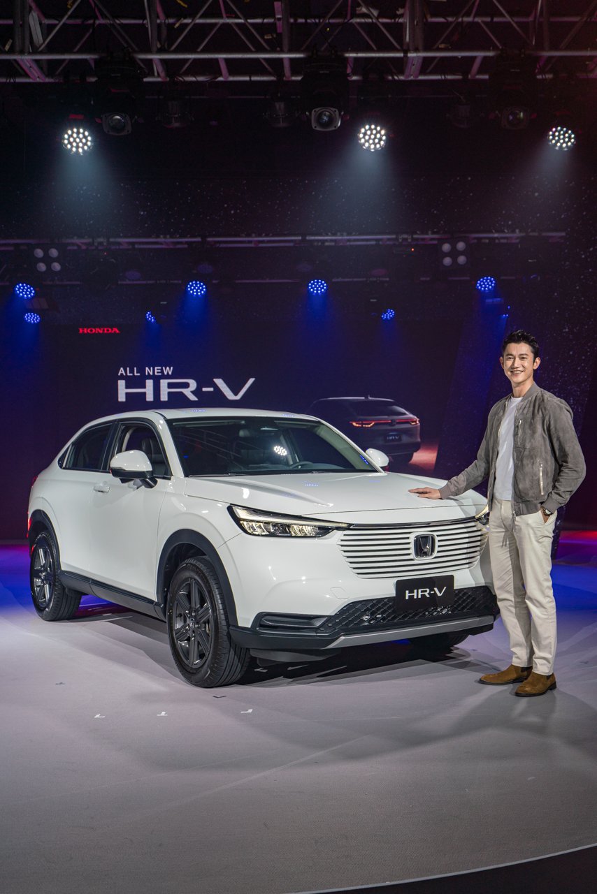 吴慷仁扒衣裸秀「红虾」 日光浴代价「痛死了」！