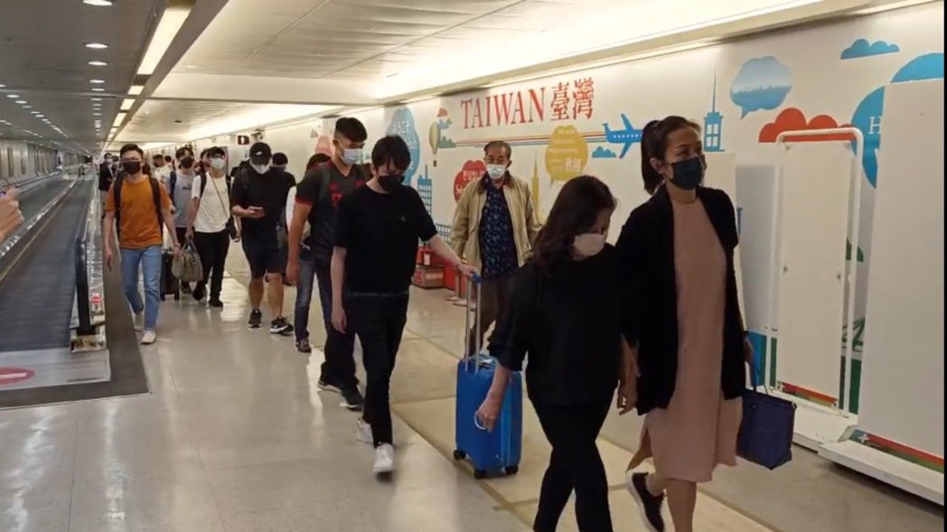 艾成爸妈泪奔千里抵台2年多未见竟天人永隔