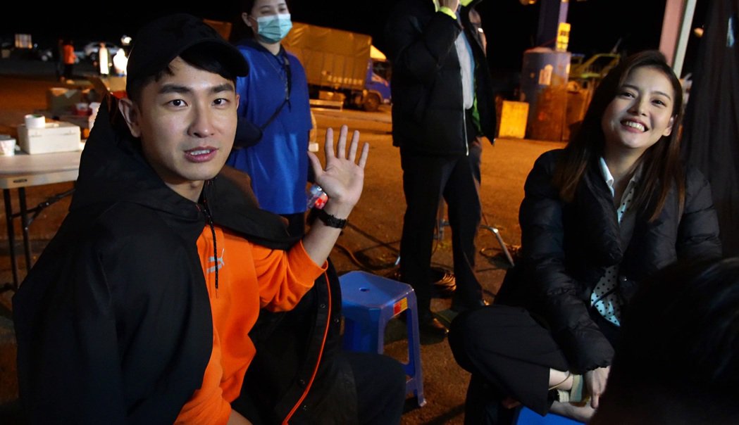 王乐妍船上拍戏险失足「前夫」探班自告奋勇当救生员