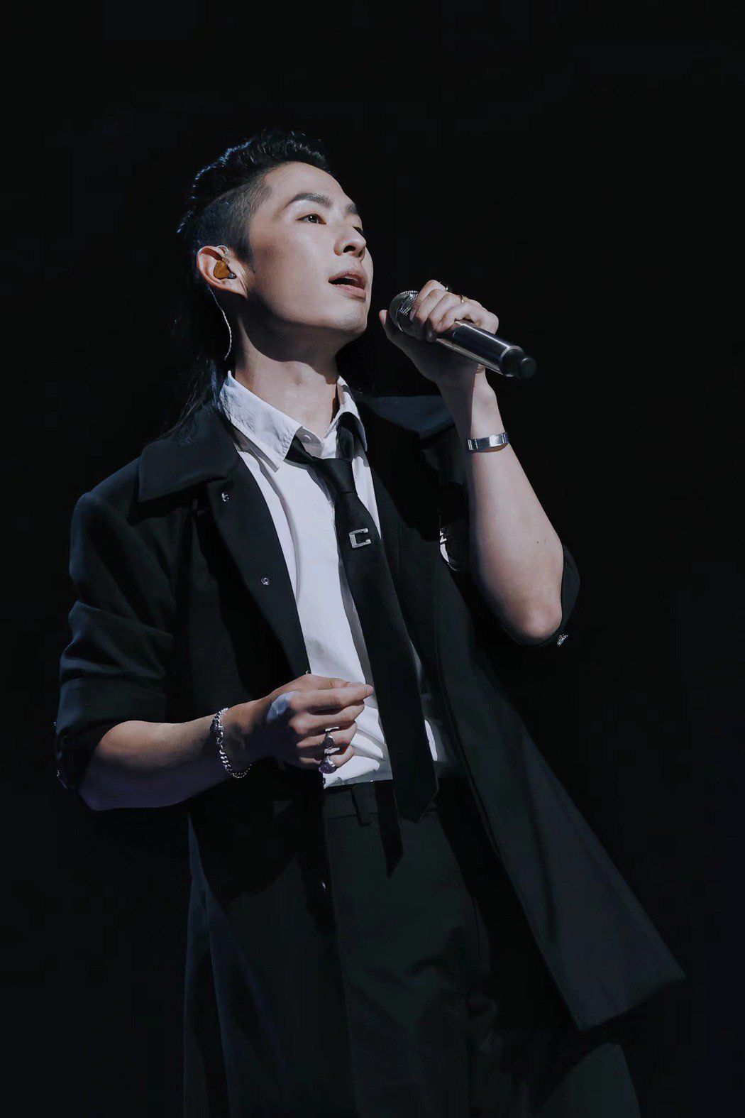 44岁男星「披荆斩棘」玩命！单臂悬吊10米高炸翻初舞台