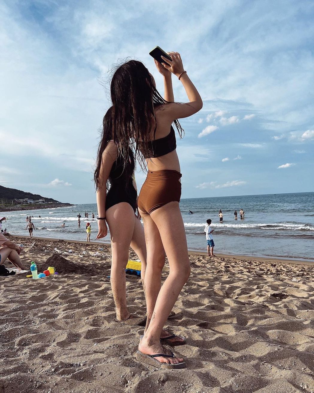 曹格11岁女儿Grace暴风抽高 穿妈妈泳衣好身材曝光