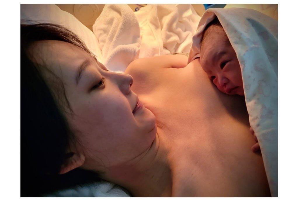 孟耿如生了！水中生产全程18分钟「天使女儿报到」