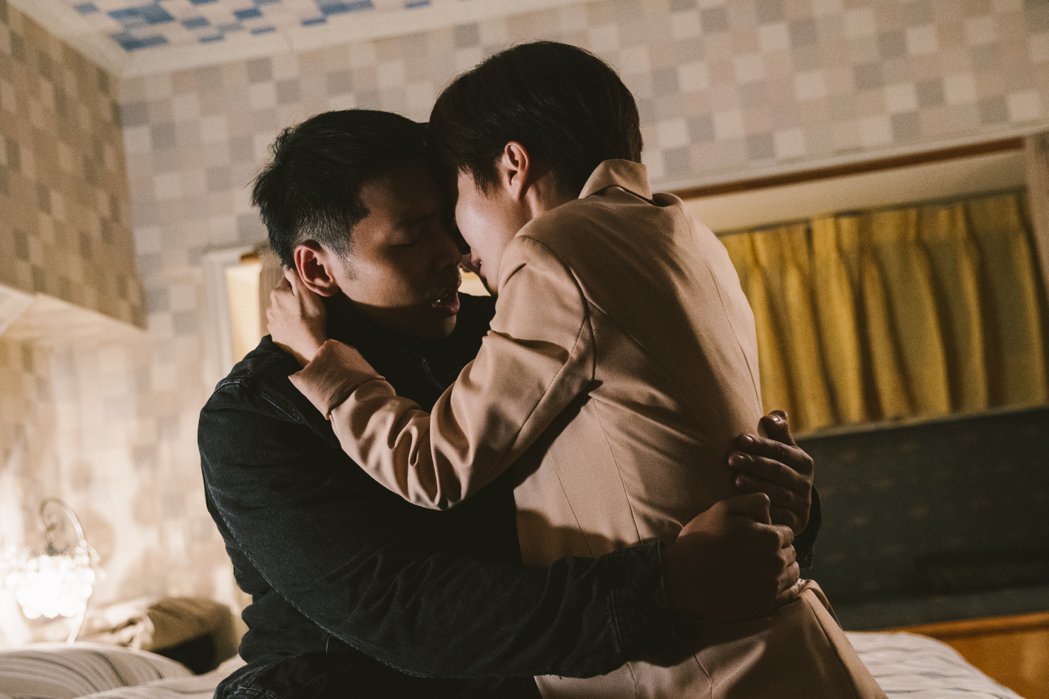 女社工爱上猥亵犯激情滚床 忘情到「事后不穿衣」上空