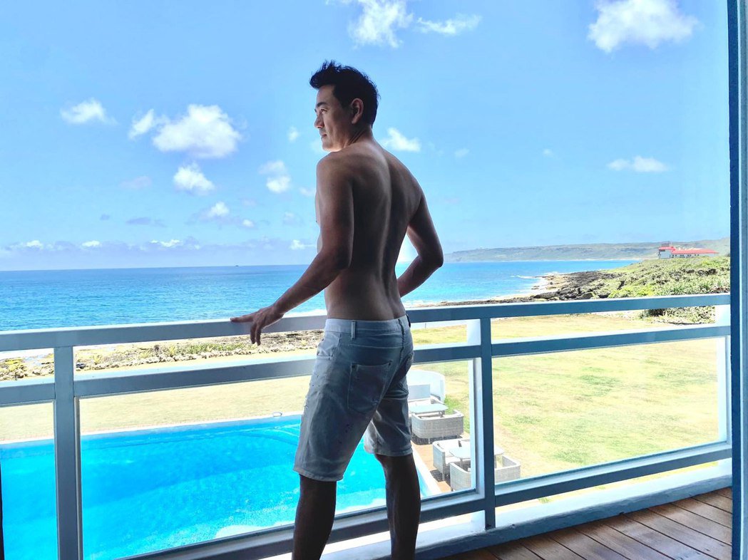 切了小20岁四川籍tiantianyule女友陈俊生秀近照露出惊人背杀