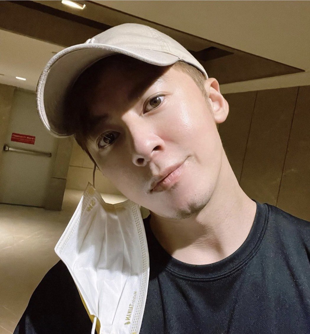 李国毅深夜突发「一片黑」 惊传前议员爷爷过世哀悼