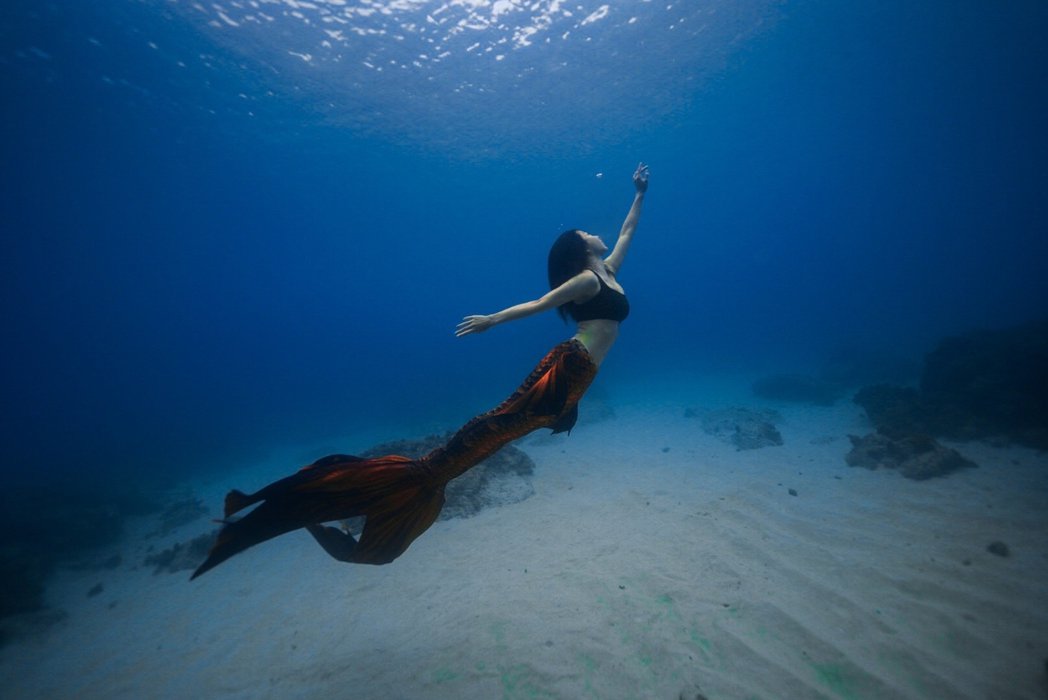 郭书瑶化身美人鱼水中写真美炸！却被摄影师抱怨这件事