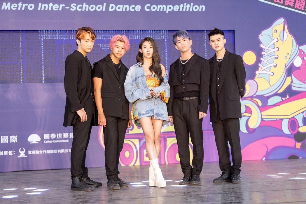 郭书瑶520惊吐「疗情伤」 火辣解放事业线：且走且看