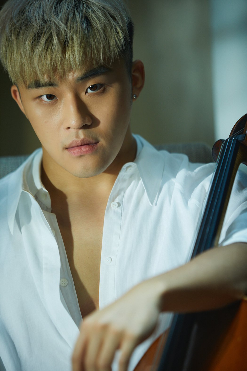 音乐学霸与邱偲琹十指紧扣被抓包！卯起来减肥帅样曝光