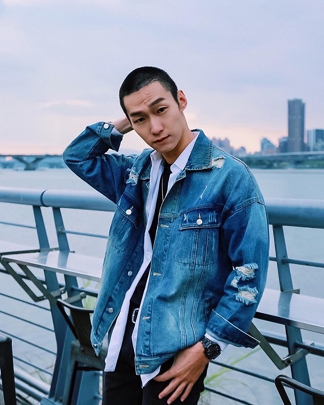 融入角色逼自己交友男星剃平头意外开发新戏路