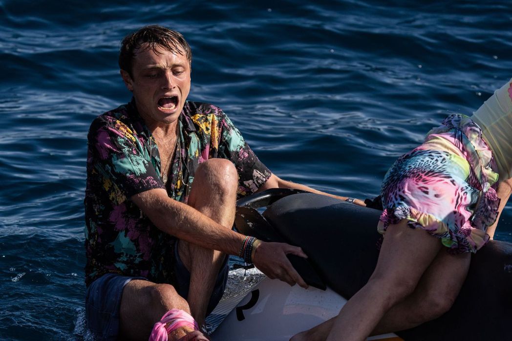 水上摩托车对撞！小鲜肉「腿骨错位插出」曝成血海画面