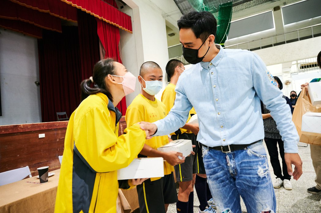 异物志明道赴偏乡陪练球顾家中老小勤消毒免染疫