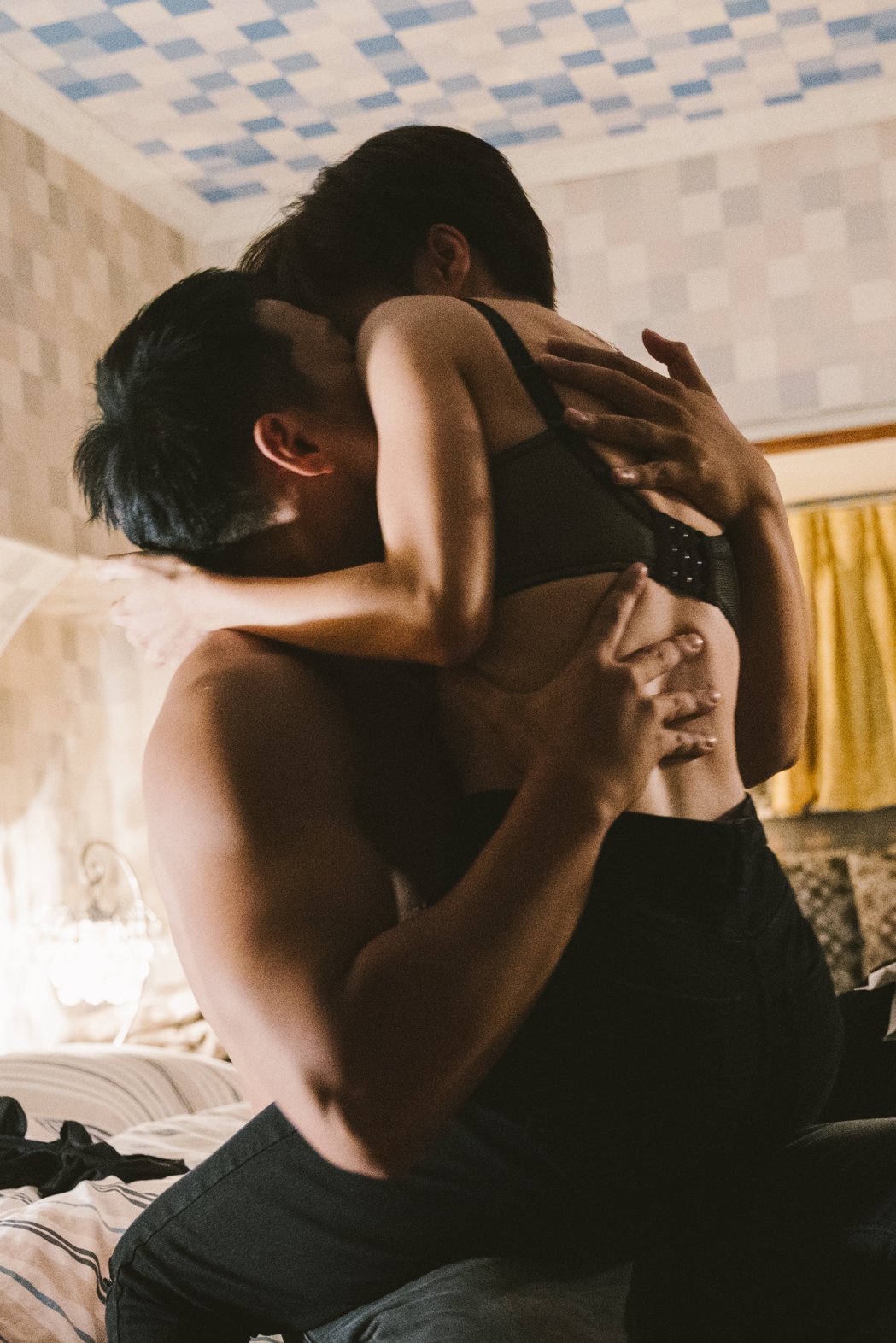 女社工爱上猥亵犯激情滚床 忘情到「事后不穿衣」上空