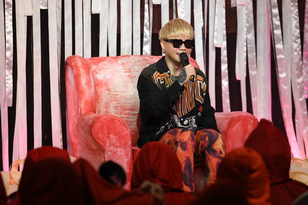 冲进点阅破亿俱乐部！萧秉治流水席办定了