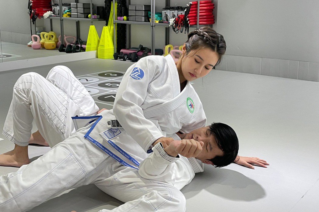 「女版彭于晏」黄心锑练摔角险骨折  拿黑寡妇当目标