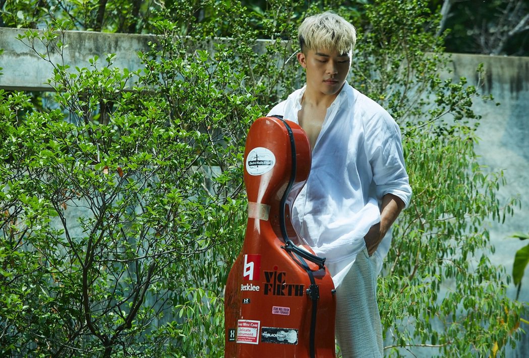 音乐学霸与邱偲琹十指紧扣被抓包！卯起来减肥帅样曝光