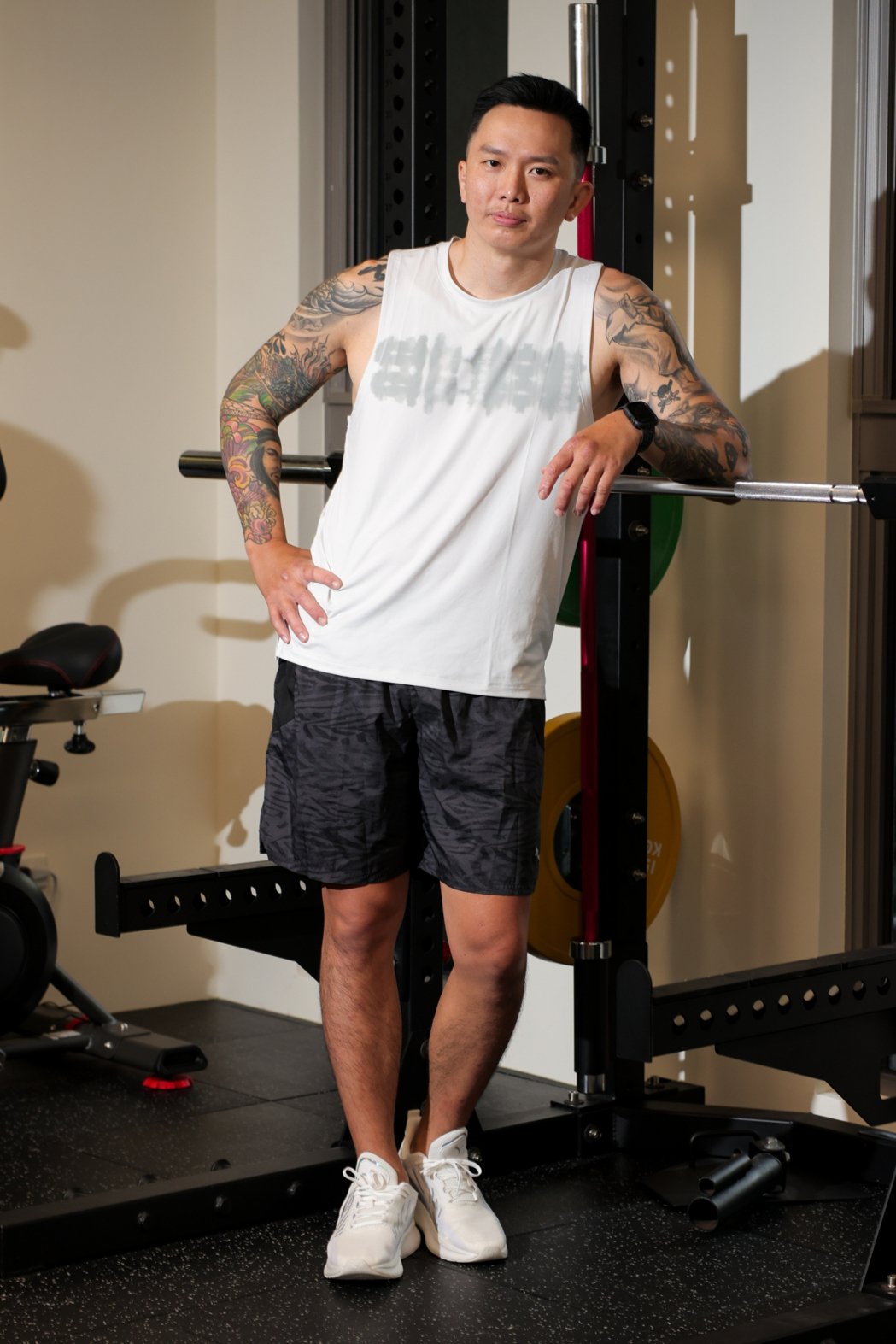 黄育仁坚持格斗路打出一片天曾不习惯边缘人明星妻刘雨柔