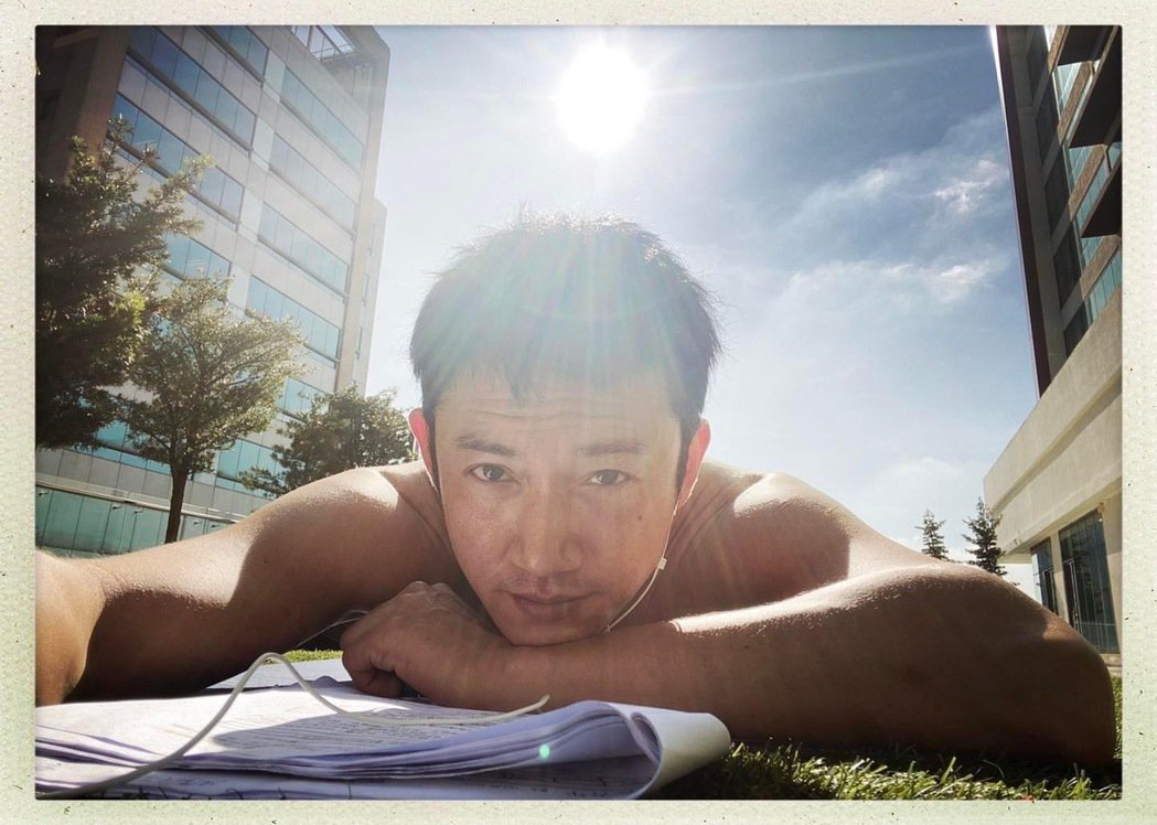 吴慷仁扒衣裸秀「红虾」 日光浴代价「痛死了」！