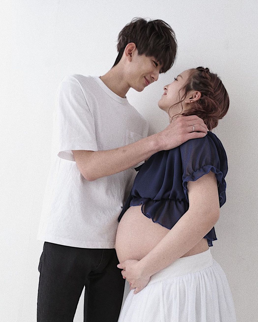 16岁女高生阵痛8小时产女 18岁网红尪:亲看女儿出生很感动