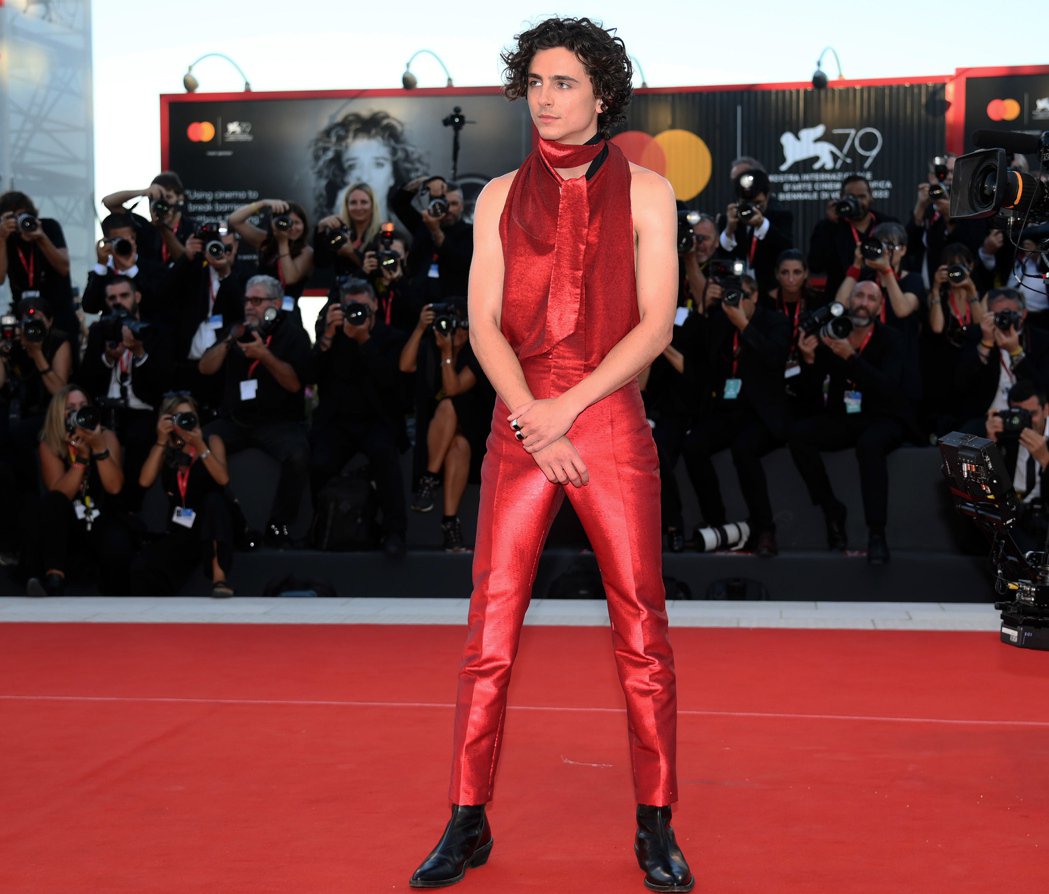 男神背杀！聊斋艳谭「甜茶」穿红色露背装走威尼斯红毯超惊艳