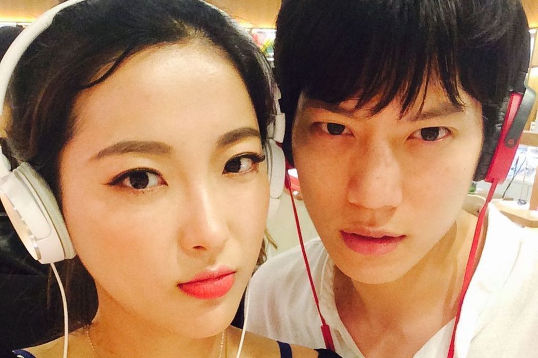 美女网红癌逝深情男友墓前庆交往6周年网泪崩