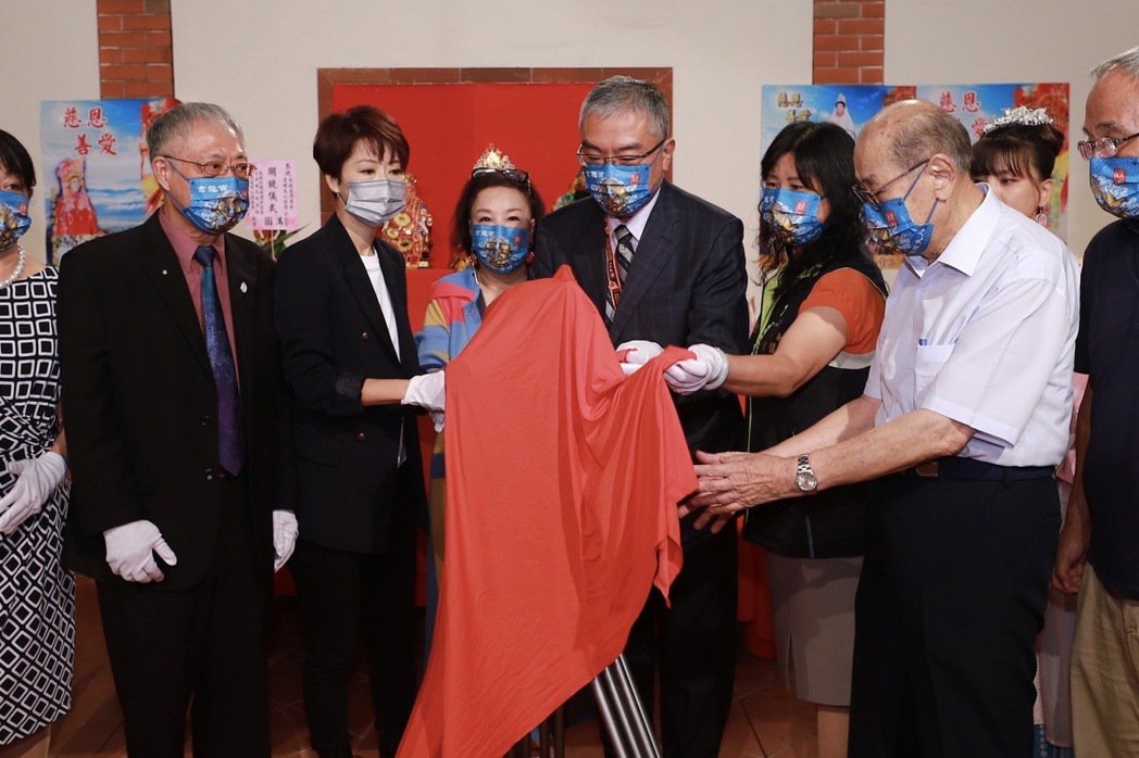 「传奇」推神剧  演员踩小人摆米龙消灾招财