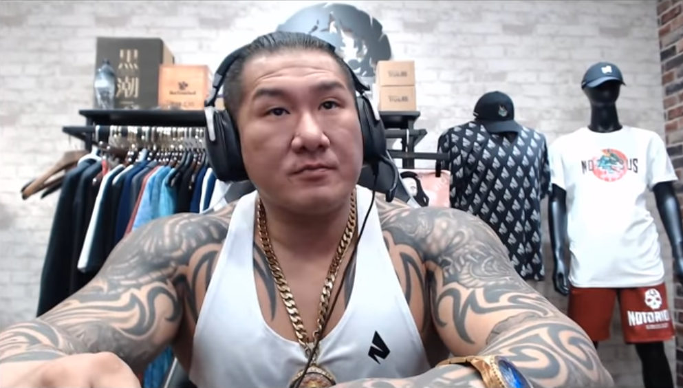 疑不满网友肉搜开三枪还原男子性骚馆长争议过程始末