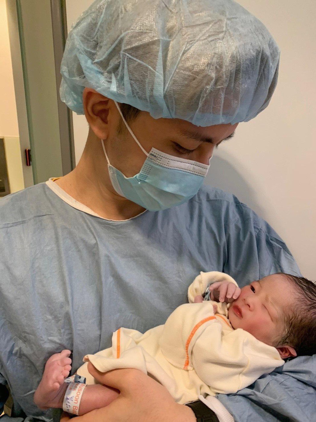 恭喜!田亚霍当爸了抱帅儿放话当「年轻的母亲晒儿魔人」