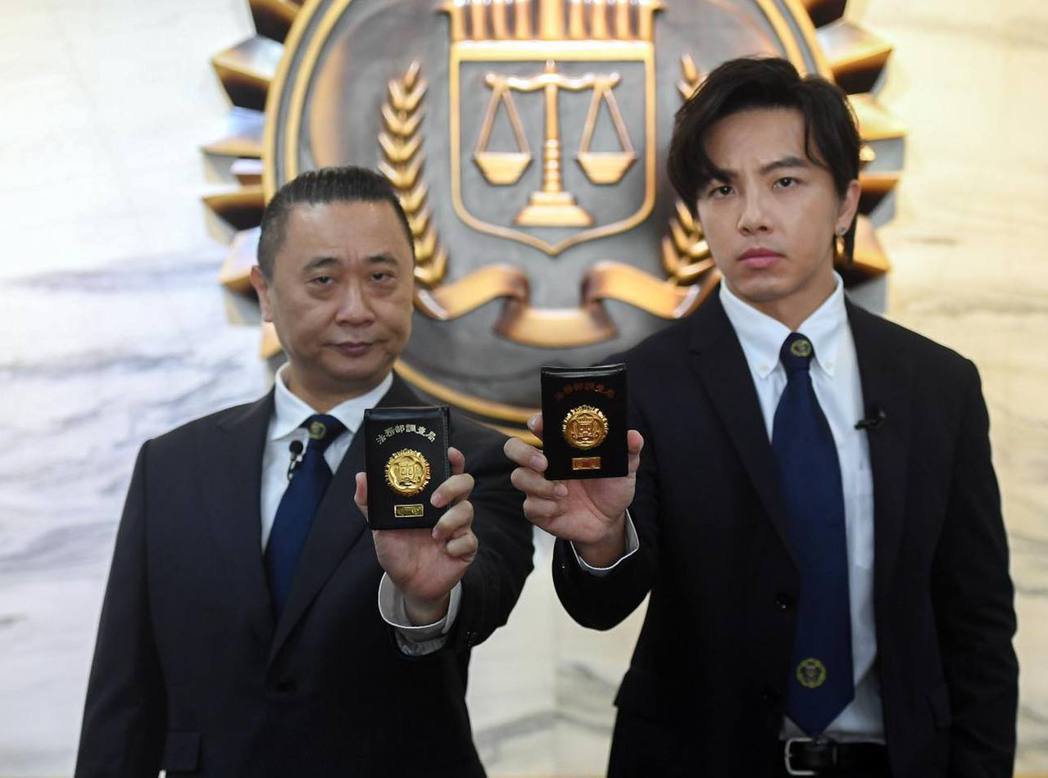 「木曜4」一日调查官太狂！邰智源和坤达跟监抓毒犯「来真的」